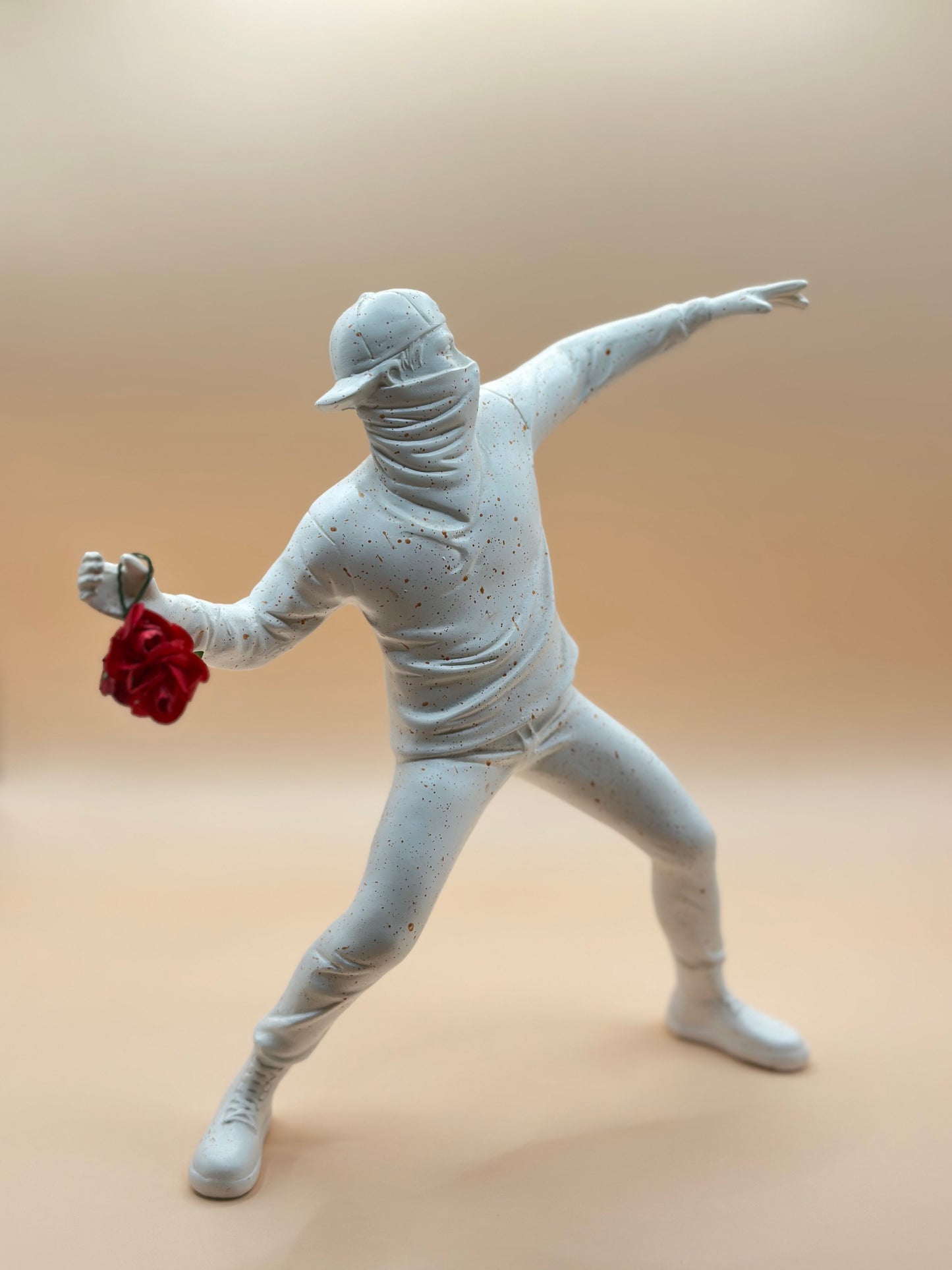 Dynamic Male Athlete Statue with Rose – 21 cm Sports-Themed Sculpture for Home & Office Décor | Nestora Arts